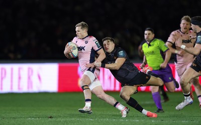 010126 - Ospreys v Cardiff Rugby, United Rugby Championship - Aled Davies of Cardiff Rugby takes on Max Nagy of Ospreys