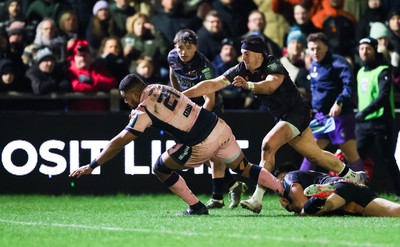 010126 - Ospreys v Cardiff Rugby, United Rugby Championship - Taulupe Faletau of Cardiff Rugby reaches out to score try