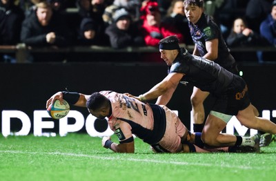 010126 - Ospreys v Cardiff Rugby, United Rugby Championship - Taulupe Faletau of Cardiff Rugby reaches out to score try