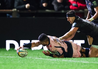 010126 - Ospreys v Cardiff Rugby, United Rugby Championship - Taulupe Faletau of Cardiff Rugby reaches out to score try