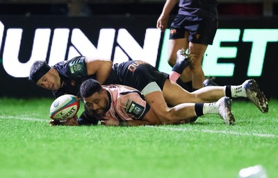 010126 - Ospreys v Cardiff Rugby, United Rugby Championship - Taulupe Faletau of Cardiff Rugby reaches out to score try