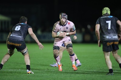 010126 - Ospreys v Cardiff Rugby - United Rugby Championship - Alun Lawrence of Cardiff Rugby looks for a gap between James Ratti and Harri Deaves of Ospreys 