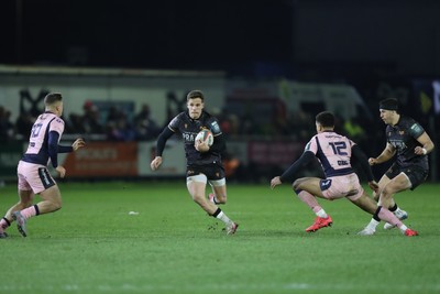 010126 - Ospreys v Cardiff Rugby - United Rugby Championship - Kieran Hardy of Ospreys breaks to score a try
