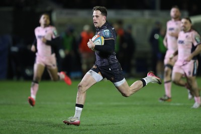 010126 - Ospreys v Cardiff Rugby - United Rugby Championship - Kieran Hardy of Ospreys breaks to score a try