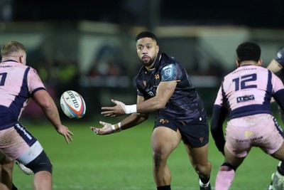 010126 - Ospreys v Cardiff Rugby - United Rugby Championship - Phil Cokanasiga of Ospreys offloads under pressure from Ben Thomas of Cardiff Rugby