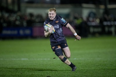010126 - Ospreys v Cardiff Rugby - United Rugby Championship - Iestyn Hopkins of Ospreys races in to score a try