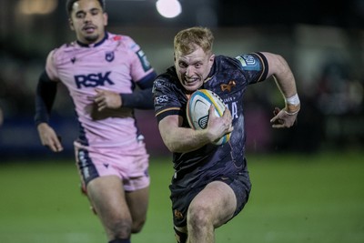 010126 - Ospreys v Cardiff Rugby - United Rugby Championship - Iestyn Hopkins of Ospreys races in to score a try