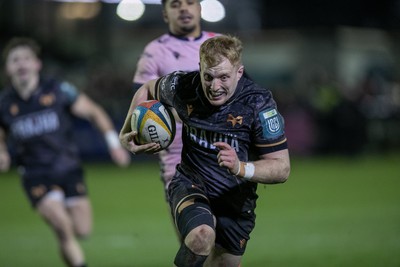 010126 - Ospreys v Cardiff Rugby - United Rugby Championship - Iestyn Hopkins of Ospreys races in to score a try