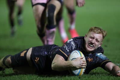 010126 - Ospreys v Cardiff Rugby - United Rugby Championship - Iestyn Hopkins of Ospreys races in to score a try