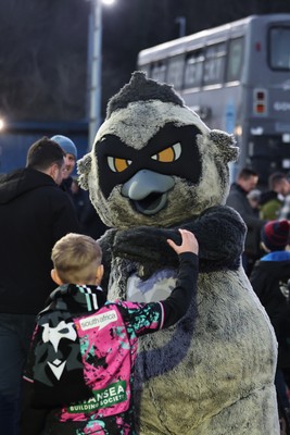 010126 - Ospreys v Cardiff Rugby - United Rugby Championship - Ozzie meets a fan