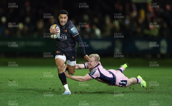 010126 - Ospreys v Cardiff Rugby, United Rugby Championship - Keelan Giles of Ospreys beats Johan Mulder of Cardiff Rugby and races in to score try
