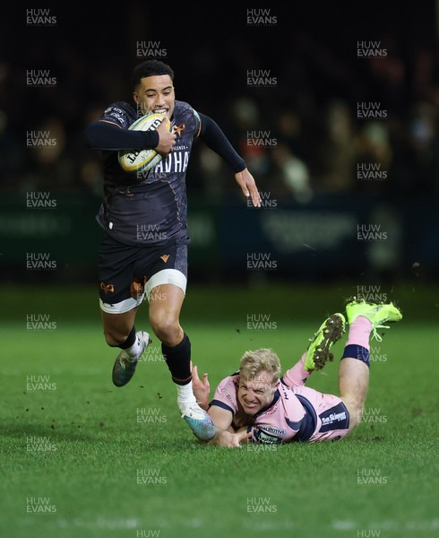 010126 - Ospreys v Cardiff Rugby, United Rugby Championship - Keelan Giles of Ospreys beats Johan Mulder of Cardiff Rugby and races in to score try