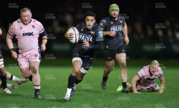 010126 - Ospreys v Cardiff Rugby, United Rugby Championship - Keelan Giles of Ospreys beats Johan Mulder of Cardiff Rugby and races in to score try