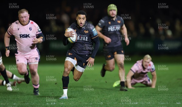 010126 - Ospreys v Cardiff Rugby, United Rugby Championship - Keelan Giles of Ospreys beats Johan Mulder of Cardiff Rugby and races in to score try