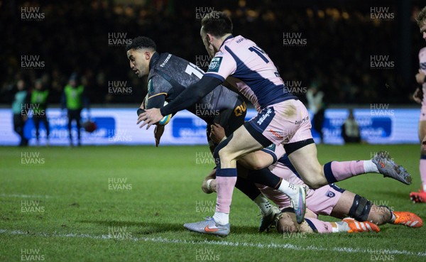 010126 - Ospreys v Cardiff Rugby, United Rugby Championship - Keelan Giles of Ospreys powers over to score try