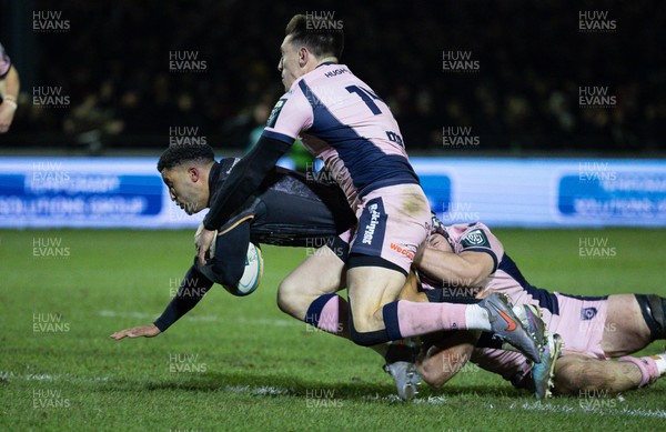 010126 - Ospreys v Cardiff Rugby, United Rugby Championship - Keelan Giles of Ospreys powers over to score try