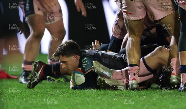 010126 - Ospreys v Cardiff Rugby, United Rugby Championship - Kieran Hardy of Ospreys scores the second try