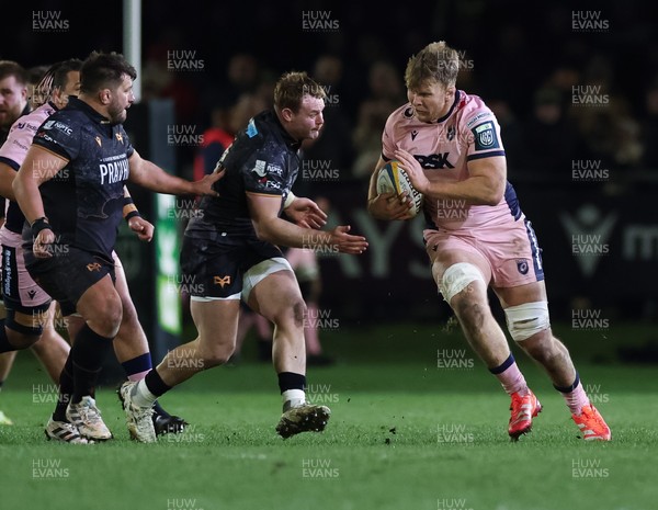 010126 - Ospreys v Cardiff Rugby, United Rugby Championship - Josh McNally of Cardiff Rugby takes on Dewi Lake of Ospreys
