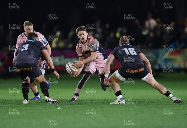 010126 - Ospreys v Cardiff Rugby, United Rugby Championship - Alex Mann of Cardiff Rugby takes on Dewi Lake of Ospreys and Tom Botha of Ospreys