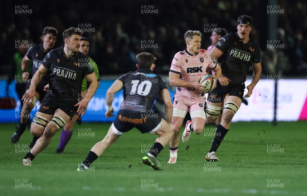 010126 - Ospreys v Cardiff Rugby, United Rugby Championship - Aled Davies of Cardiff Rugby takes on Dan Edwards of Ospreys