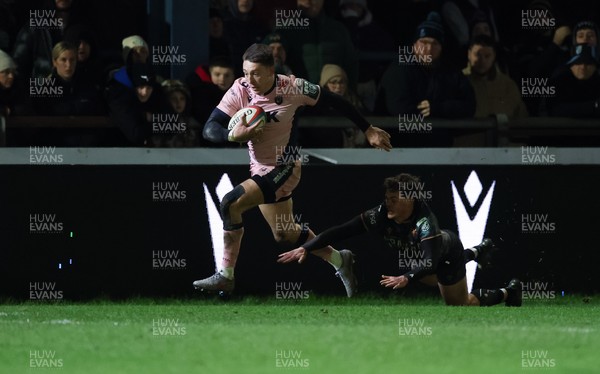 010126 - Ospreys v Cardiff Rugby, United Rugby Championship - Josh Adam of Cardiff Rugby races in to score try