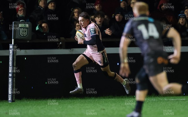 010126 - Ospreys v Cardiff Rugby, United Rugby Championship - Josh Adam of Cardiff Rugby races in to score try