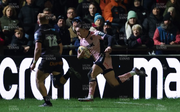 010126 - Ospreys v Cardiff Rugby, United Rugby Championship - Josh Adam of Cardiff Rugby races in to score try