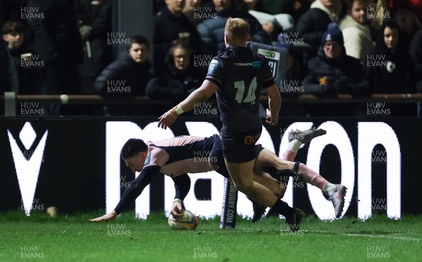 010126 - Ospreys v Cardiff Rugby, United Rugby Championship - Josh Adam of Cardiff Rugby races in to score try