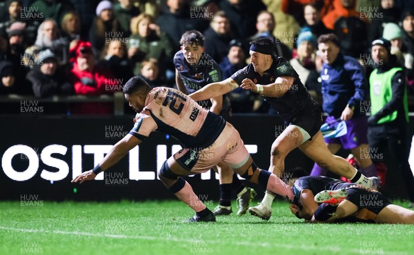 010126 - Ospreys v Cardiff Rugby, United Rugby Championship - Taulupe Faletau of Cardiff Rugby reaches out to score try