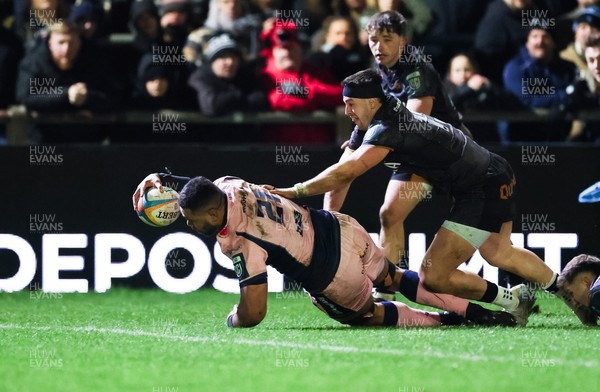 010126 - Ospreys v Cardiff Rugby, United Rugby Championship - Taulupe Faletau of Cardiff Rugby reaches out to score try