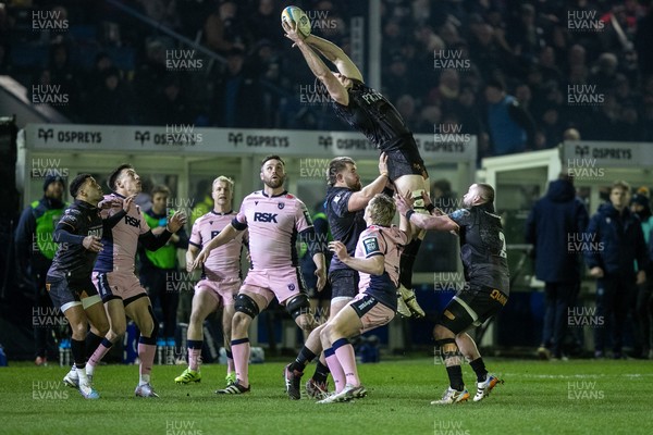 010126 - Ospreys v Cardiff Rugby - United Rugby Championship - Ryan Smith of Ospreys takes the ball from the kick off