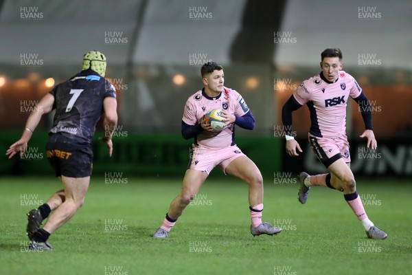 010126 - Ospreys v Cardiff Rugby - United Rugby Championship - Callum Sheedy of Cardiff Rugby looks for a way past Harri Deaves of Ospreys 