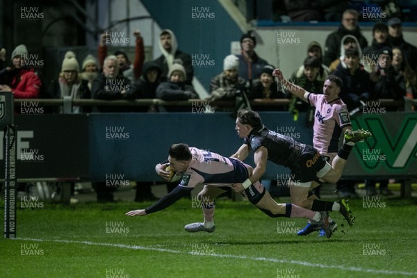010126 - Ospreys v Cardiff Rugby - United Rugby Championship - Josh Adams of Cardiff Rugby scores a try