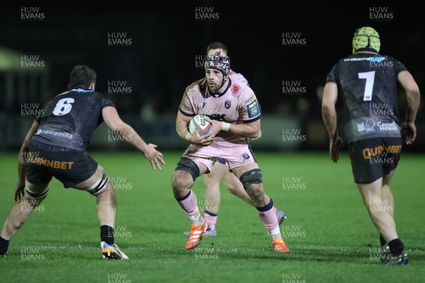 010126 - Ospreys v Cardiff Rugby - United Rugby Championship - Alun Lawrence of Cardiff Rugby looks for a gap between James Ratti and Harri Deaves of Ospreys 