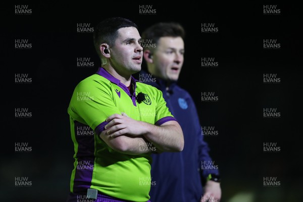 010126 - Ospreys v Cardiff Rugby - United Rugby Championship - Referee Adam Jones watches Liam Belcher of Cardiff Rugby’s tackle on the screen