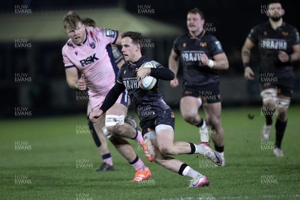 010126 - Ospreys v Cardiff Rugby - United Rugby Championship - Kieran Hardy of Ospreys breaks to score a try