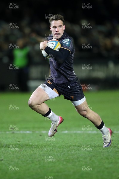 010126 - Ospreys v Cardiff Rugby - United Rugby Championship - Kieran Hardy of Ospreys breaks to score a try