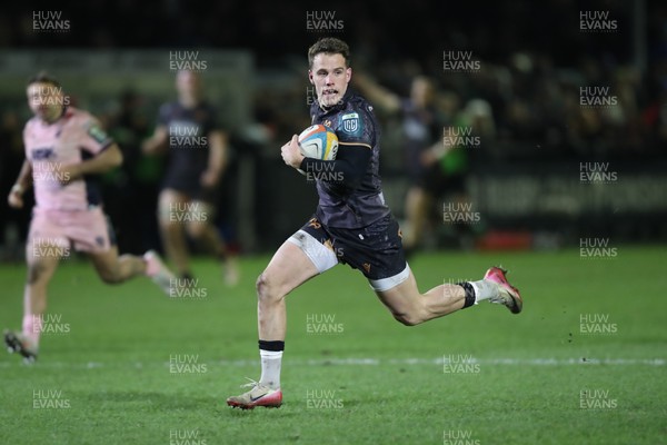 010126 - Ospreys v Cardiff Rugby - United Rugby Championship - Kieran Hardy of Ospreys breaks to score a try