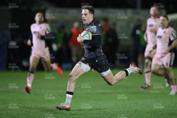 010126 - Ospreys v Cardiff Rugby - United Rugby Championship - Kieran Hardy of Ospreys breaks to score a try