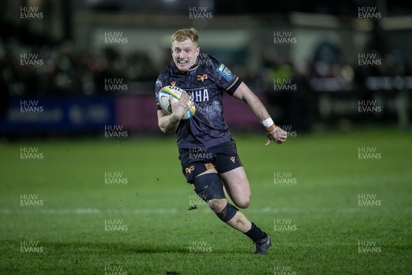 010126 - Ospreys v Cardiff Rugby - United Rugby Championship - Iestyn Hopkins of Ospreys races in to score a try
