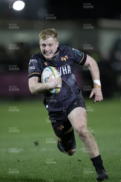 010126 - Ospreys v Cardiff Rugby - United Rugby Championship - Iestyn Hopkins of Ospreys races in to score a try