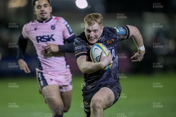 010126 - Ospreys v Cardiff Rugby - United Rugby Championship - Iestyn Hopkins of Ospreys races in to score a try