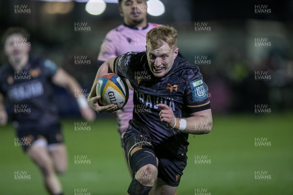 010126 - Ospreys v Cardiff Rugby - United Rugby Championship - Iestyn Hopkins of Ospreys races in to score a try