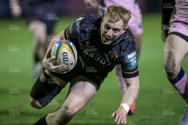 010126 - Ospreys v Cardiff Rugby - United Rugby Championship - Iestyn Hopkins of Ospreys races in to score a try