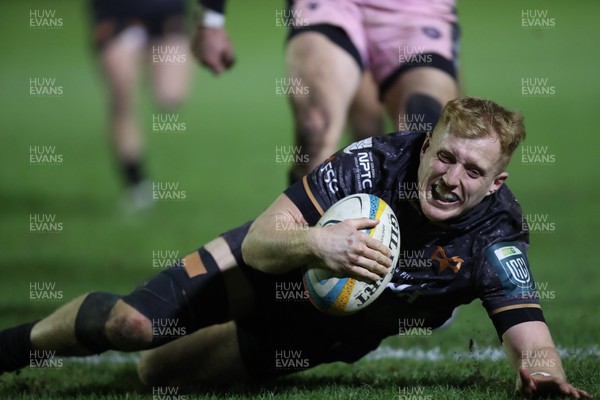010126 - Ospreys v Cardiff Rugby - United Rugby Championship - Iestyn Hopkins of Ospreys races in to score a try