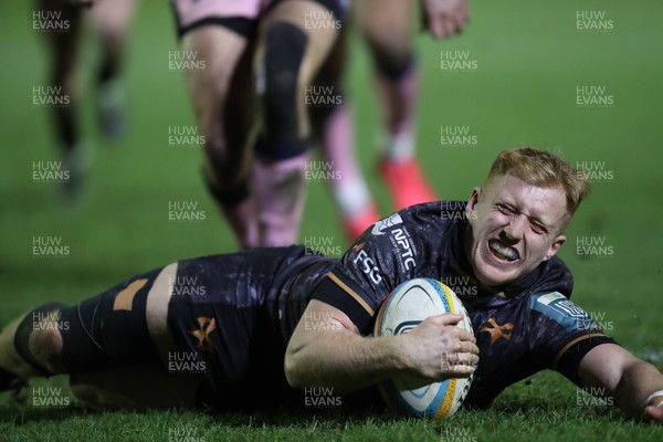 010126 - Ospreys v Cardiff Rugby - United Rugby Championship - Iestyn Hopkins of Ospreys races in to score a try