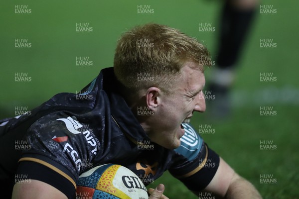 010126 - Ospreys v Cardiff Rugby - United Rugby Championship - Iestyn Hopkins of Ospreys races in to score a try
