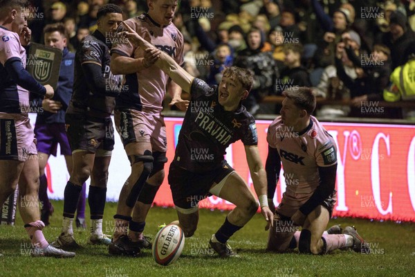 010126 - Ospreys v Cardiff Rugby - United Rugby Championship - Dan Edwards of Ospreys claims to have scored a try
