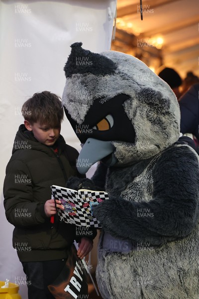 010126 - Ospreys v Cardiff Rugby - United Rugby Championship - Ozzie meets a fan