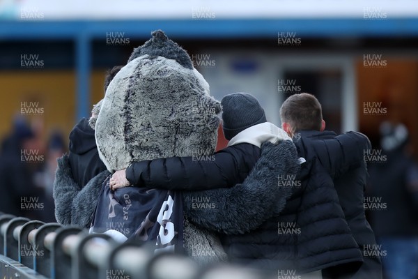 010126 - Ospreys v Cardiff Rugby - United Rugby Championship - Ozzie meets a fan